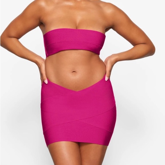 NWT SKIMS MAGENTA KNIT BEACHWEAR MINI SKIRT & CROP SET - Picture 1 of 3